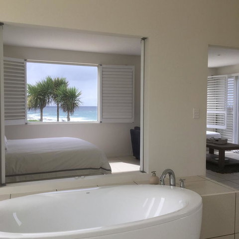 Saltwater - Absolute Oceanfront, Hot Tubs, Sauna, Fire Pits - Accommodation in Surfers Paradise 29