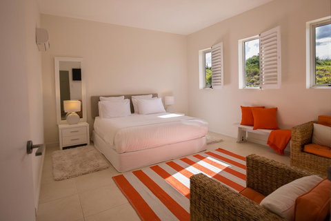 Saltwater - Absolute Oceanfront, Hot Tubs, Sauna, Fire Pits - Accommodation in Surfers Paradise 44