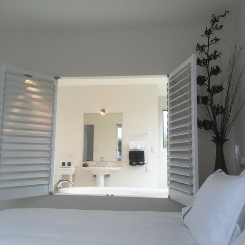 Saltwater - Absolute Oceanfront, Hot Tubs, Sauna, Fire Pits - Accommodation in Surfers Paradise 31