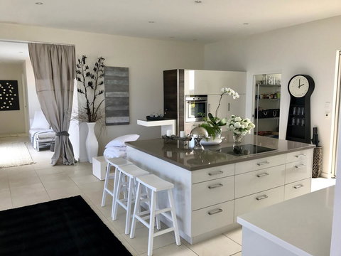 Saltwater - Absolute Oceanfront, Hot Tubs, Sauna, Fire Pits - Accommodation in Surfers Paradise 8