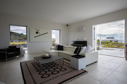 Saltwater - Absolute Oceanfront, Hot Tubs, Sauna, Fire Pits - Accommodation in Surfers Paradise 43