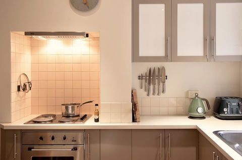 Lotus Gogh Apartment - Accommodation in Surfers Paradise 9