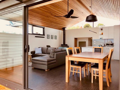 Omaroo House - Panoramic Water Views - Accommodation in Surfers Paradise 4