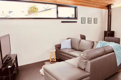 Omaroo House - Panoramic Water Views - Accommodation in Surfers Paradise 10