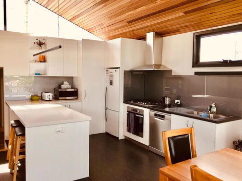 Omaroo House - Panoramic Water Views - Accommodation in Surfers Paradise 17