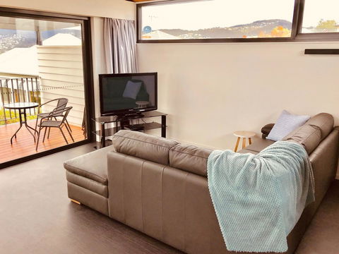 Omaroo House - Panoramic Water Views - Accommodation in Surfers Paradise 9
