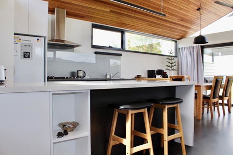 Omaroo House - Panoramic Water Views - Accommodation in Surfers Paradise 14