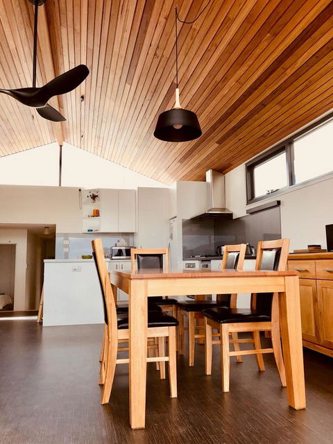 Omaroo House - Panoramic Water Views - Accommodation in Surfers Paradise 18