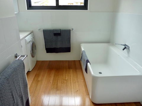 Omaroo House - Panoramic Water Views - Accommodation in Surfers Paradise 29