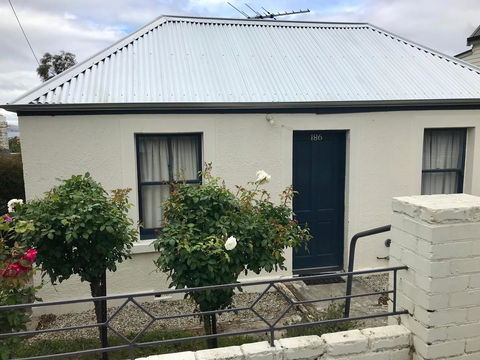 Omaroo House - Panoramic Water Views - Accommodation in Surfers Paradise 0