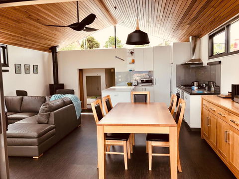 Omaroo House - Panoramic Water Views - Accommodation in Surfers Paradise 5