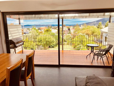 Omaroo House - Panoramic Water Views - Accommodation in Surfers Paradise 7