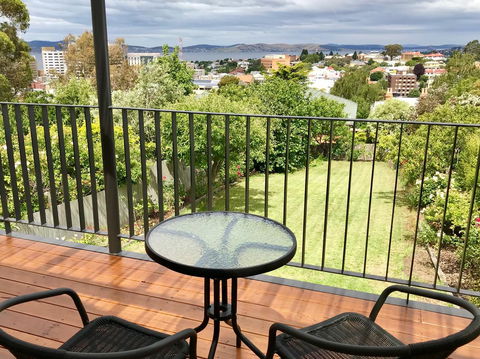 Omaroo House - Panoramic Water Views - Accommodation in Surfers Paradise 3