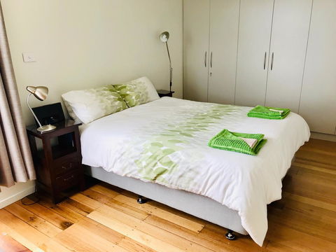 Omaroo House - Panoramic Water Views - Accommodation in Surfers Paradise 24