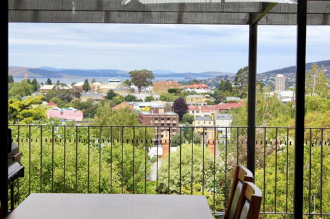 Omaroo House - Panoramic Water Views - Accommodation in Surfers Paradise 6