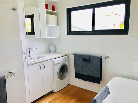 Omaroo House - Panoramic Water Views - Accommodation in Surfers Paradise 30