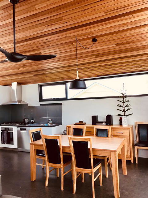 Omaroo House - Panoramic Water Views - Accommodation in Surfers Paradise 19