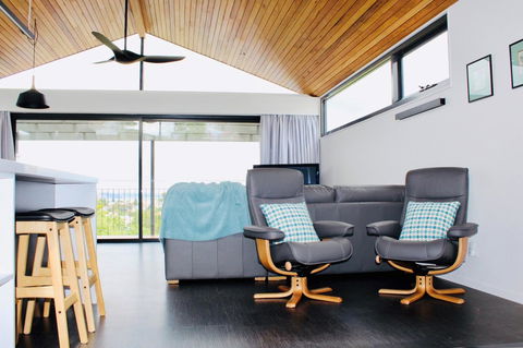 Omaroo House - Panoramic Water Views - Accommodation in Surfers Paradise 12