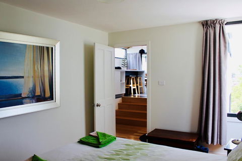Omaroo House - Panoramic Water Views - Accommodation in Surfers Paradise 25