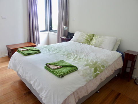Omaroo House - Panoramic Water Views - Accommodation in Surfers Paradise 23