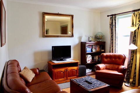 Omaroo House - Panoramic Water Views - Accommodation in Surfers Paradise 22