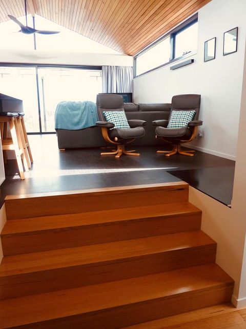 Omaroo House - Panoramic Water Views - Accommodation in Surfers Paradise 13