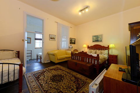 Edinburgh Gallery Bed & Breakfast - Accommodation in Surfers Paradise 38