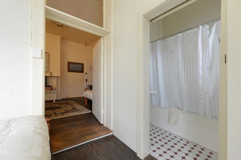 Edinburgh Gallery Bed & Breakfast - Accommodation in Surfers Paradise 33
