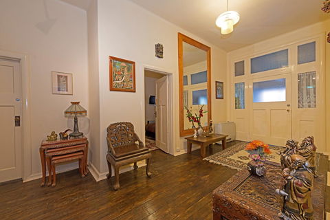 Edinburgh Gallery Bed & Breakfast - Accommodation in Surfers Paradise 2