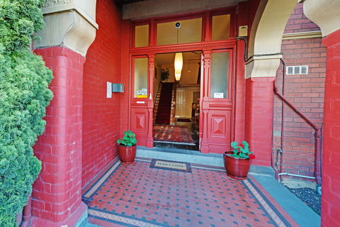 Edinburgh Gallery Bed & Breakfast - Accommodation in Surfers Paradise 1