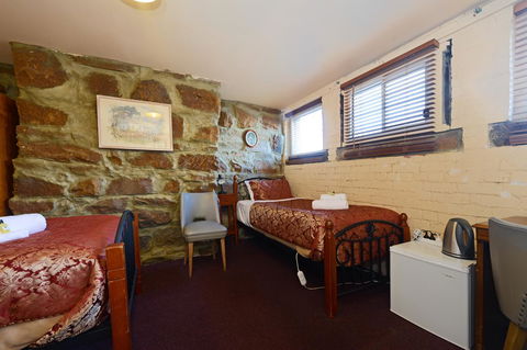 Edinburgh Gallery Bed & Breakfast - Accommodation in Surfers Paradise 9