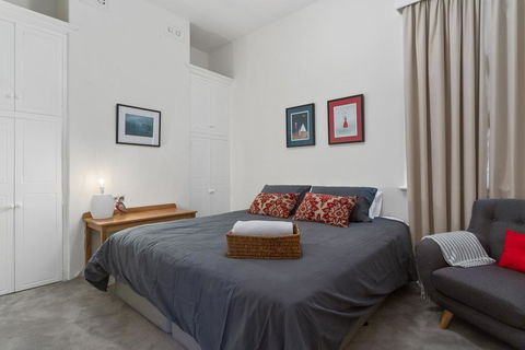 WEST NEST | Classic 3BR Hobart Terrace BEST Location, View, Close To City - Accommodation in Surfers Paradise 11