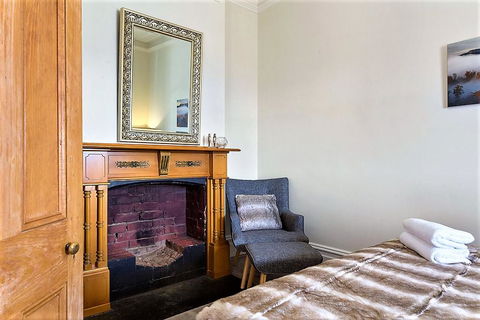 WEST NEST | Classic 3BR Hobart Terrace BEST Location, View, Close To City - Accommodation in Surfers Paradise 10