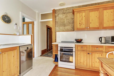WEST NEST | Classic 3BR Hobart Terrace BEST Location, View, Close To City - Accommodation in Surfers Paradise 5