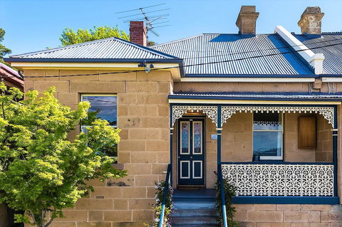 WEST NEST | Classic 3BR Hobart Terrace BEST Location, View, Close To City - Accommodation in Surfers Paradise 0