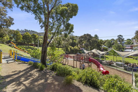 WEST NEST | Classic 3BR Hobart Terrace BEST Location, View, Close To City - Accommodation in Surfers Paradise 29