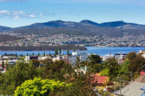 WEST NEST | Classic 3BR Hobart Terrace BEST Location, View, Close To City - Accommodation in Surfers Paradise 1