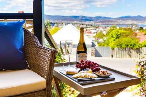 WEST NEST | Classic 3BR Hobart Terrace BEST Location, View, Close To City - Accommodation in Surfers Paradise 27