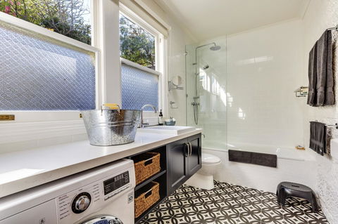 WEST NEST | Classic 3BR Hobart Terrace BEST Location, View, Close To City - Accommodation in Surfers Paradise 2