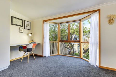 WEST NEST | Classic 3BR Hobart Terrace BEST Location, View, Close To City - Accommodation in Surfers Paradise 14