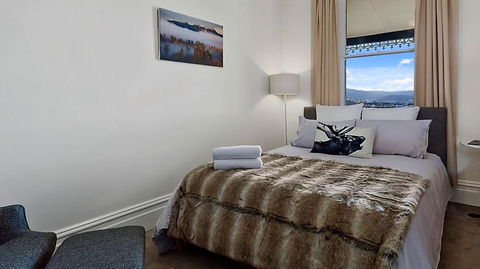 WEST NEST | Classic 3BR Hobart Terrace BEST Location, View, Close To City - Accommodation in Surfers Paradise 9