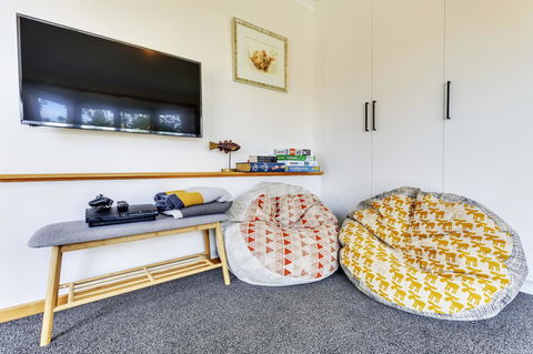 WEST NEST | Classic 3BR Hobart Terrace BEST Location, View, Close To City - Accommodation in Surfers Paradise 15