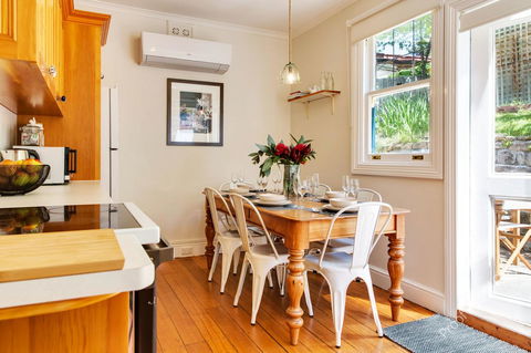 WEST NEST | Classic 3BR Hobart Terrace BEST Location, View, Close To City - Accommodation in Surfers Paradise 4
