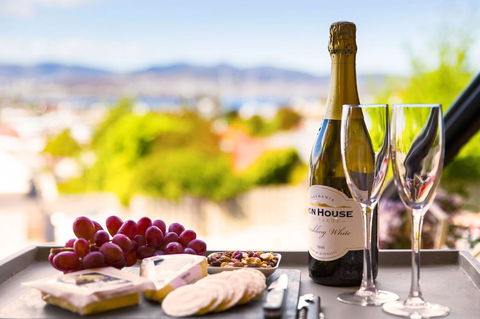 WEST NEST | Classic 3BR Hobart Terrace BEST Location, View, Close To City - Accommodation in Surfers Paradise 28