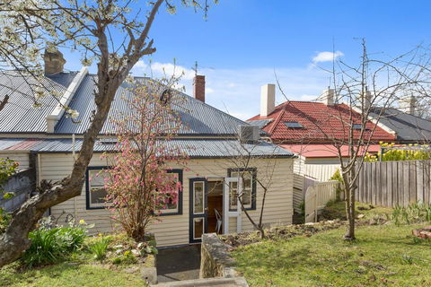 WEST NEST | Classic 3BR Hobart Terrace BEST Location, View, Close To City - Accommodation in Surfers Paradise 17