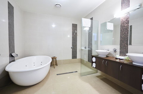 Mornington Hotel - Accommodation in Surfers Paradise 1