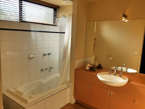 Lorne Surf Apartments - Accommodation in Surfers Paradise 24