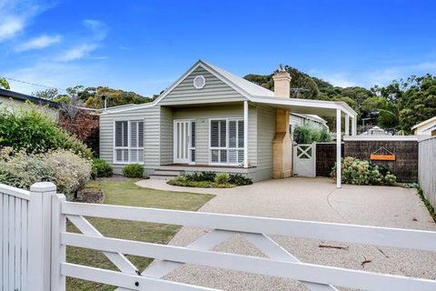Cute Cottage On Cain - Beach At End Of Street - Accommodation in Surfers Paradise 0