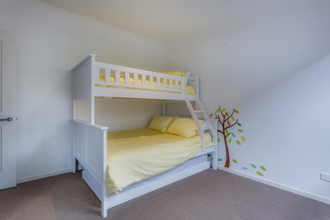 Cute Cottage On Cain - Beach At End Of Street - Accommodation in Surfers Paradise 14