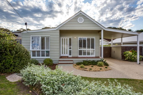 Cute Cottage On Cain - Beach At End Of Street - Accommodation in Surfers Paradise 19